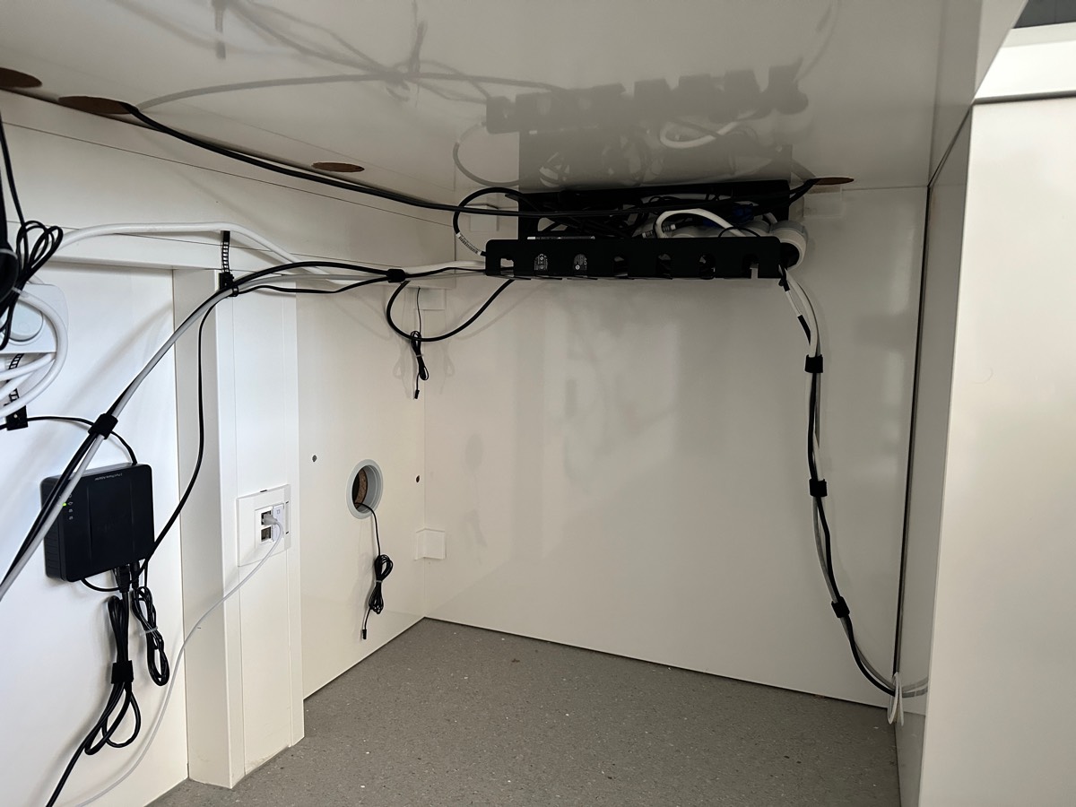Nachher: der Blick in die andere Ecke unter der Anmeldung. Am Boden liegt kein einziges Kabel mehr.