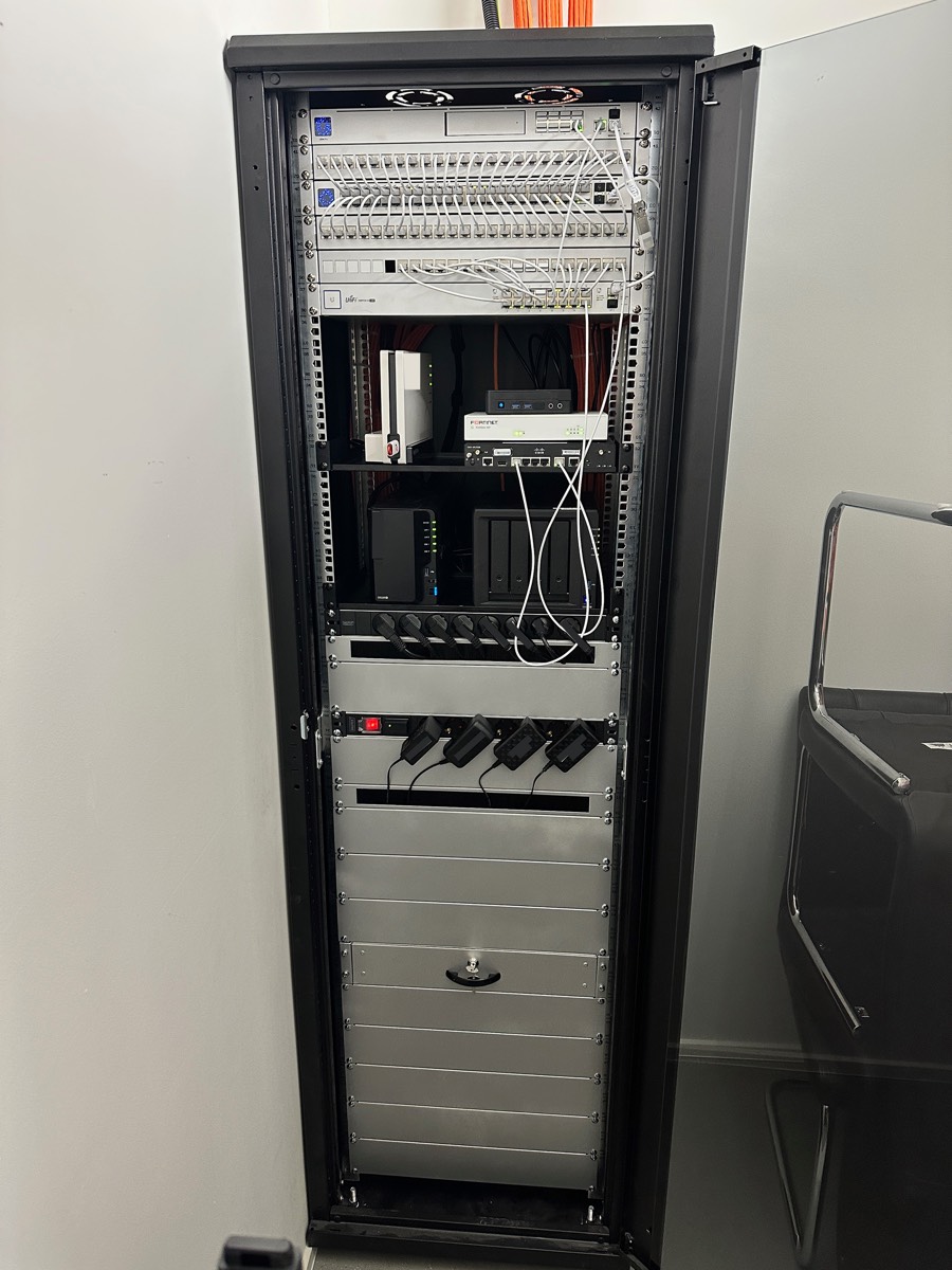 Netzwerkschrank nach der Neuplanung: UniFi Rack sauber gepatcht, beschriftet und mit Blindblenden verschlossen